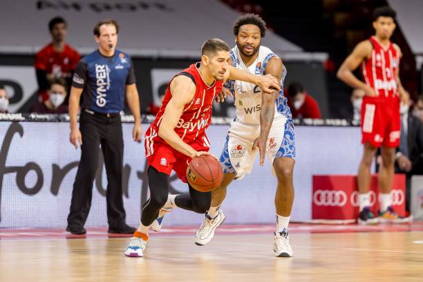 凭借熟练的 凭借熟练的